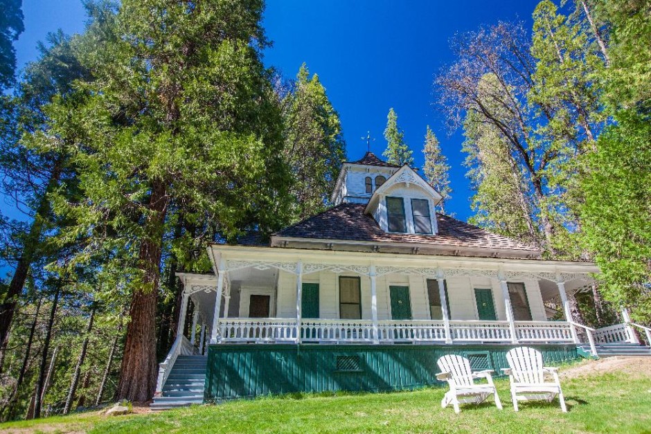 Where to Stay in Yosemite: one of the cottages at the Wawona Hotel